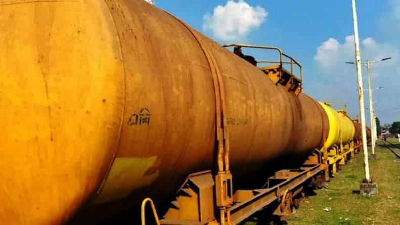 ভারত থেকে দিনাজপুরে এলো ৫ হাজার মেট্রিক টন ডিজেল